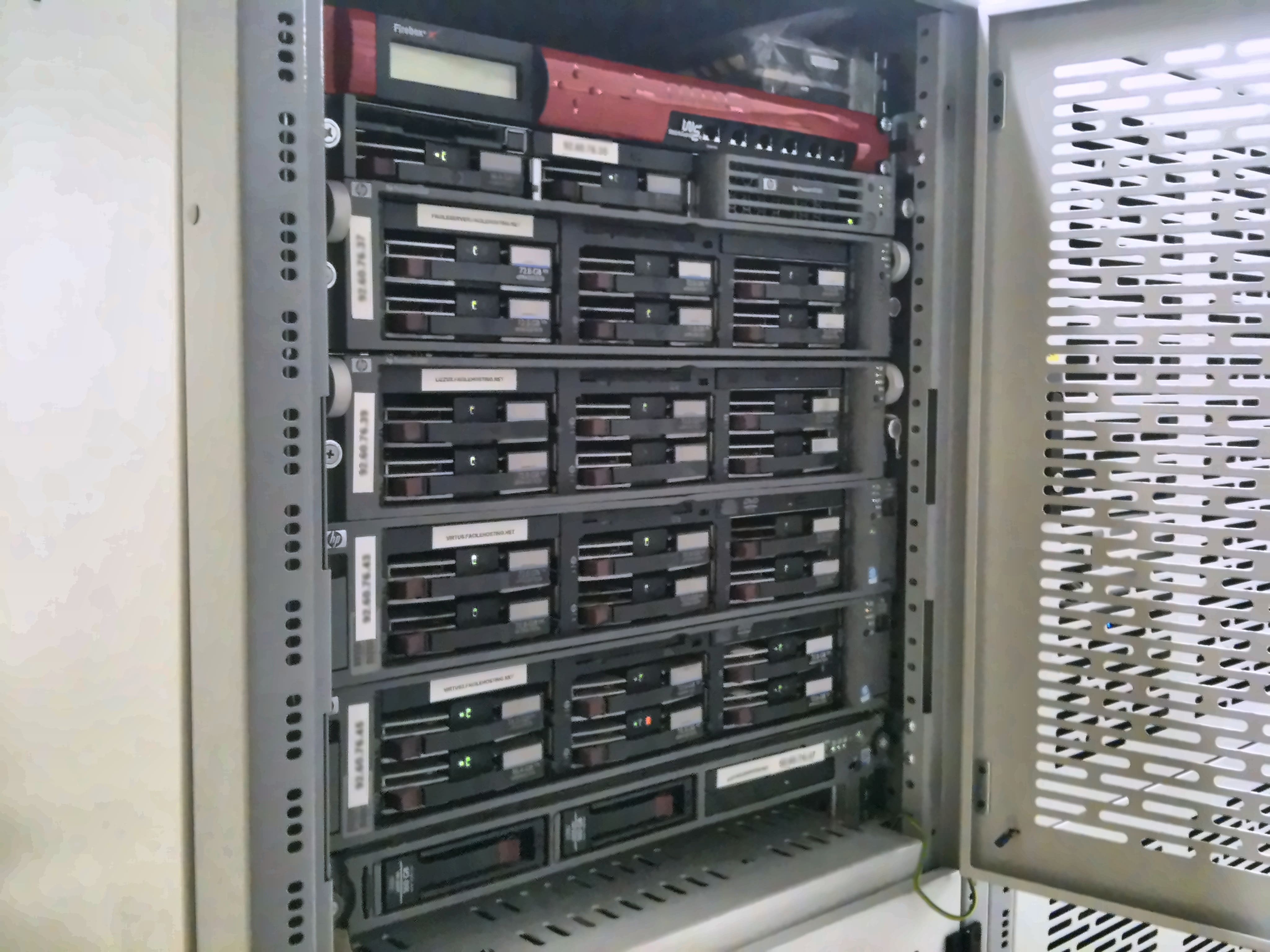 Lo shelf di FacileHosting con i server in produzione